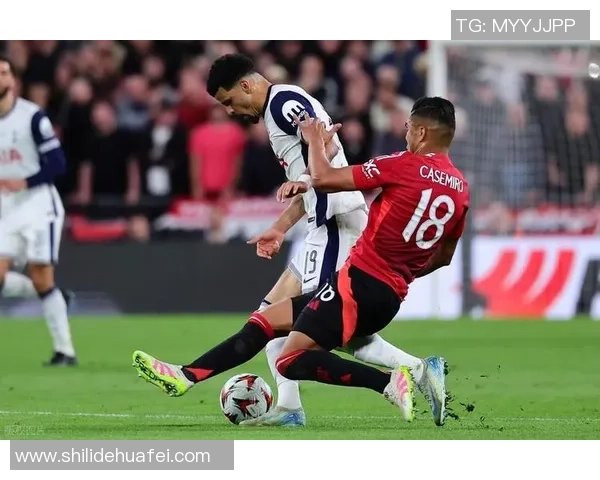 欧联杯精彩对决里昂大胜那不勒斯红牌事件引发全场热议